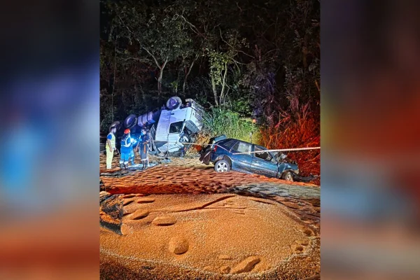 Mãe e filho de 4 anos morrem em acidente com carreta na BR-262 em MG