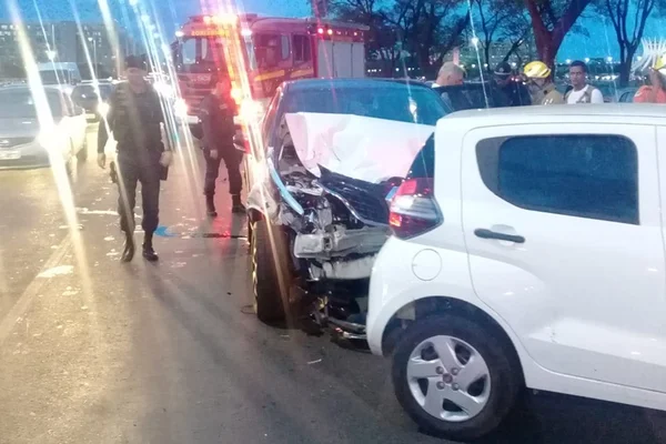 Homem de 64 anos bate em 10 carros e para trânsito no Monumental