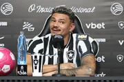 Tiquinho Soares é apresentado e recebe a camisa número 9 do Botafogo - imagem 3 Tiquinho Soares é apresentado e recebe a camisa número 9 do Botafogo - imagem 3