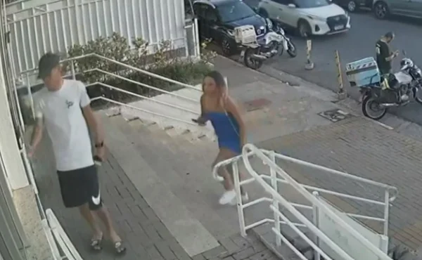 reprodução de imagens de circuito interno mostram do jogador de futebol Dimas Cândido e a jovem Livia Gabriele, no prédio em que ele morava, no Tatuapé, durante primeiro encontro; ; na imagem, ela chega ao prédio e é recebida por ele - Metrópoles