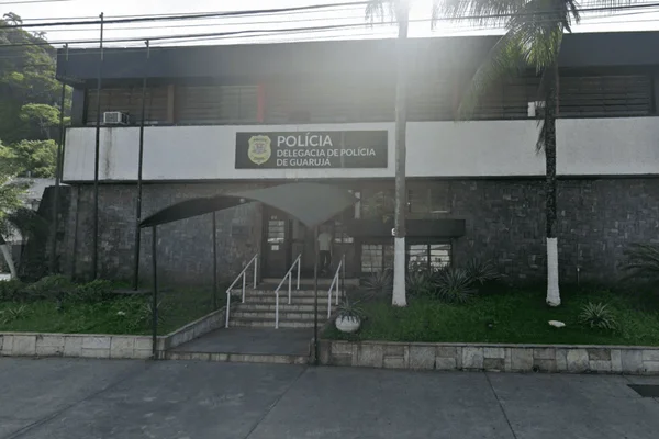 Imagem colorida da fachada da delegacia onde foi registrado o caso da mãe suspeita de agredir os filhos - Metrópoles