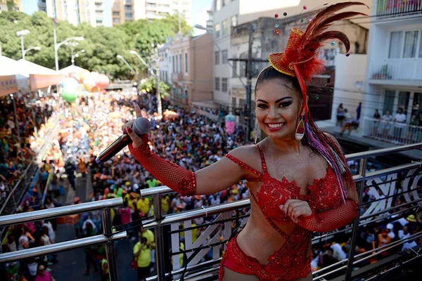 Protesto de ambulantes interrompe desfile de trios elétricos em Salvador