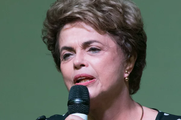 Dilma: “Governo ilegítimo tem uma tendência incontrolável à repressão”