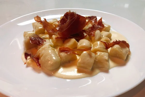 Cozinha de Solteiro: prepare um leve nhoque ao molho de queijo e parma