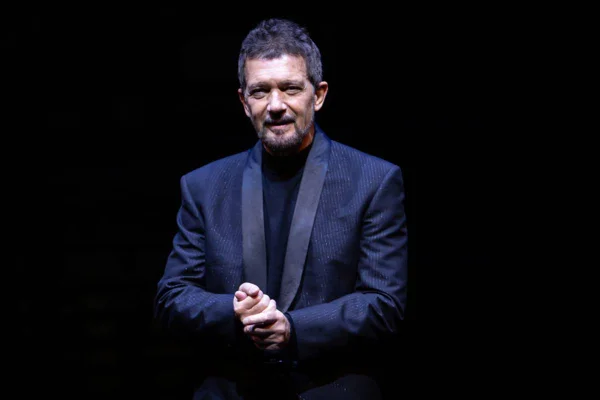 Antonio Banderas posa de camiseta e blazer pretos - metrópoles