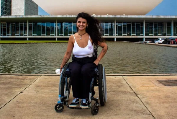 Fotografia colorida de Talita, vereadora de Taubaté, uma mulher cadeirante, durante viagem a Brasília - Metrópoles