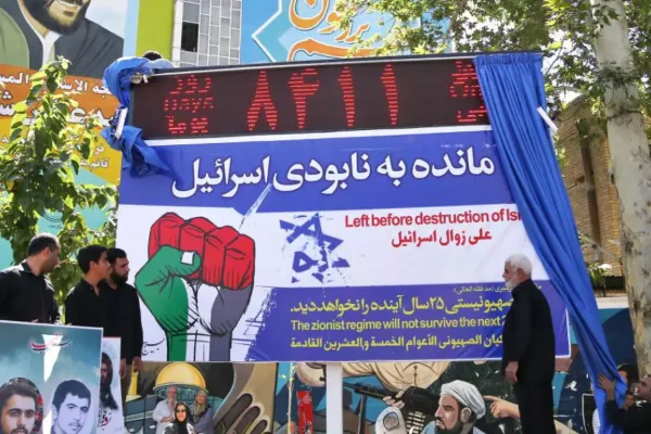 Foto colorida do relógio do Irã que contava o fim do Estado de Israel - Metrópoles