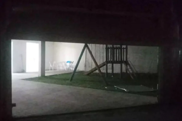 Imagem colorida mostra casa onde homem supostamente mantinha menores para prostituição - Metrópoles