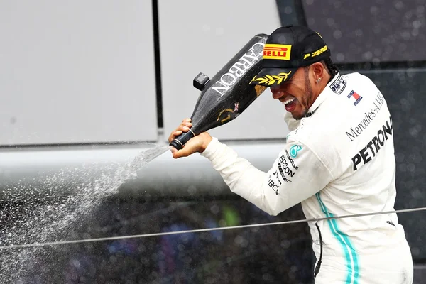 Lewis Hamilton vence em casa e amplia vantagem no campeonato