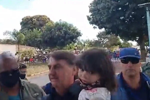 Bolsonaro com criança de colo