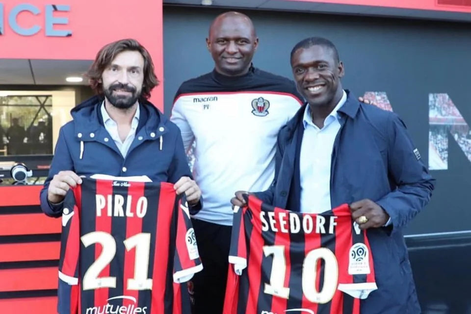 7) Seedorf (Milan) O holandês Clarence Seedorf chegou ao Milan em 2002, depois de uma passagem pelo arquirrival Inter de Milão. O meio-campista ficou 10 temporadas no rubro-negro, chegando à marca de 432 partidas pelo clube. Tão impressionante quanto o número de jogos é o de títulos. Foram 16 voltas olímpicas com o Milan, entre elas a do Mundial de Clubes em 2007 e as Ligas dos Campeões de 2002-03 e 2006-07. A experiência como técnico do time, no entanto, não foi como ele imaginava. Em seu primeiro teste com a prancheta, durou apenas 22 jogos, terminou o campeonato nacional na modesta 8ª posição, sem títulos e demitido no fim da temporada 7) Seedorf (Milan) O holandês Clarence Seedorf chegou ao Milan em 2002, depois de uma passagem pelo arquirrival Inter de Milão. O meio-campista ficou 10 temporadas no rubro-negro, chegando à marca de 432 partidas pelo clube. Tão impressionante quanto o número de jogos é o de títulos. Foram 16 voltas olímpicas com o Milan, entre elas a do Mundial de Clubes em 2007 e as Ligas dos Campeões de 2002-03 e 2006-07. A experiência como técnico do time, no entanto, não foi como ele imaginava. Em seu primeiro teste com a prancheta, durou apenas 22 jogos, terminou o campeonato nacional na modesta 8ª posição, sem títulos e demitido no fim da temporada
