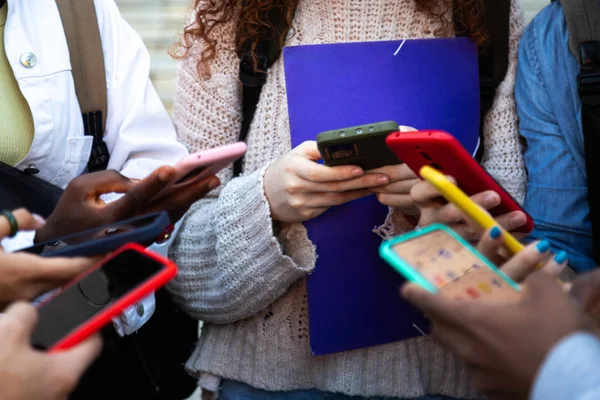Imagem colorida mostra campanha Celular Seguro