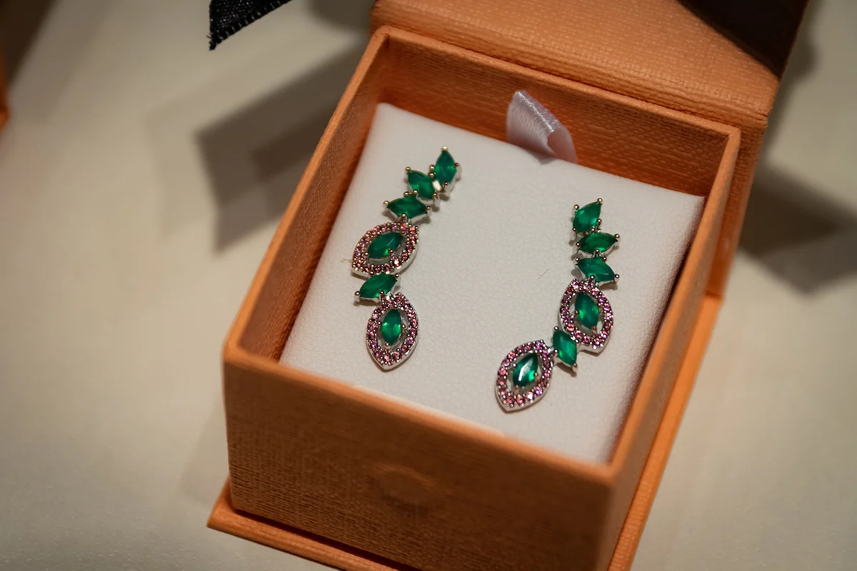 Brincos ágata verde e rodolita rosa, da Vivara - R$ 910 Brincos ágata verde e rodolita rosa, da Vivara - R$ 910