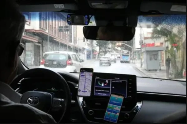 Motorista de aplicativo circula pela Avenida Brigadeiro Luís Antônio, em SP - Metrópoles