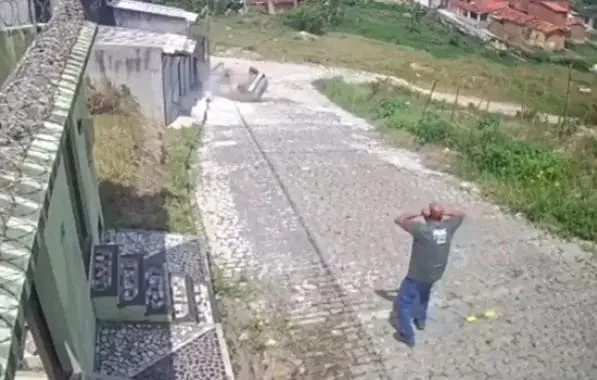 Vídeo: carro desce ladeira desgovernado e capota em rua da Bahia