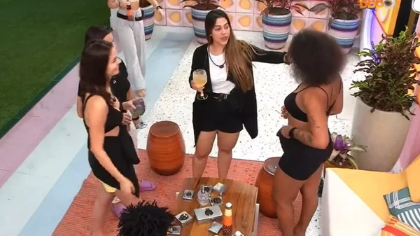 Momento em que Laís critica trança de Lina
