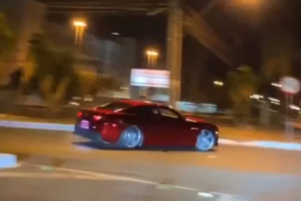 carro fazendo drift