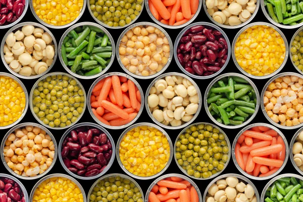 Foto colorida de vários alimentos enlatados abertos - Alimentos enlatados podem ser aliados da saúde. Saiba quais - Metrópoles
