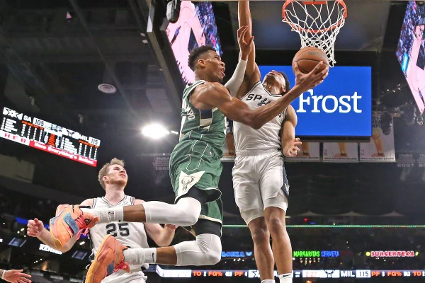 Milwaukee Bucks Giannis Antetokounmpo