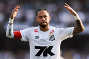 Neymar levou amarelo e está fora da partida contra o Bahia. Neymar levou amarelo e está fora da partida contra o Bahia.