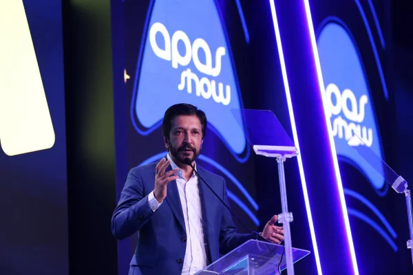 Imagem colorida do prefeito Ricardo Nunes durante Apas Show, em São Paulo