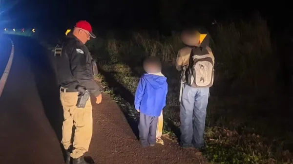 crianças com policial rodoviário