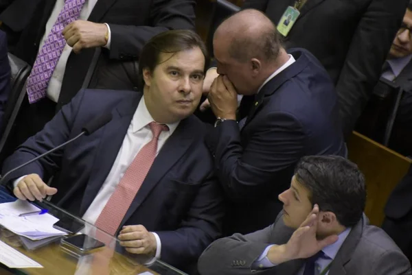 Sexta em resumo: Câmara vota destaques, mas adia reforma para agosto