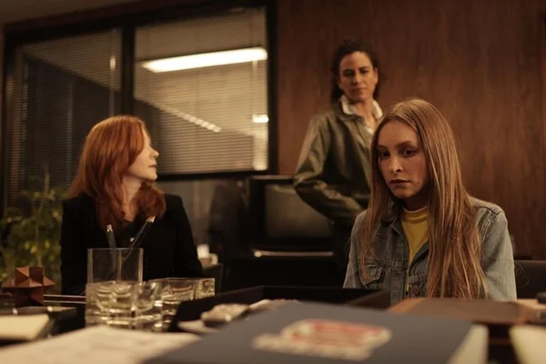 Imagem colorida do filme A Menina Que Matou os Pais