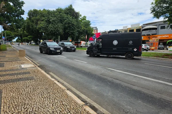 Carros do Bope, da PMDF, parados na W3