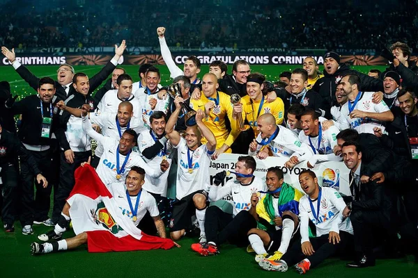 Equipe do Corinthians aparece comemorando o título de Campeão Mundial de Clubes em 2012 - Metrópoles