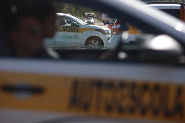 CNH sem autoescola. Fotos de carros de autoescola nas ruas do DF - Metrópoles
