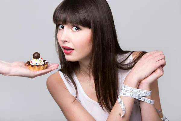 Entenda porque as mulheres sentem mais vontade de comer doces