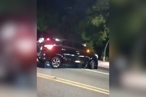 Foto colorida mostra carro usado para atropelar motociclista duas vezes na zona sul de São Paulo.
