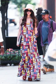 Hathaway usa vestido estampado inspirado nas obras do pintor holandês Piet Mondrian