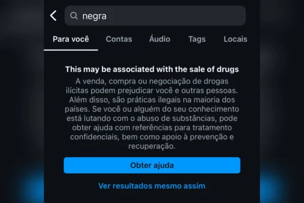 Imagem colorida de captura de tela de mensagem racista do Instagram - Metrópoles