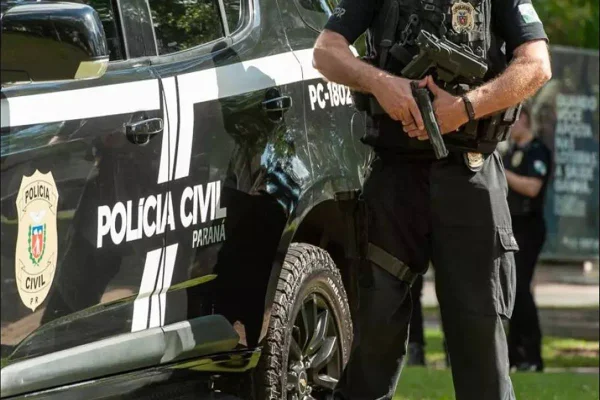 Foto colorida de policial civil do Paraná