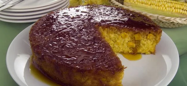 foto colorida de bolo de milho
