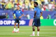 Com Virginia no estádio, Vini Jr. acena para arquibanca e agita a web - imagem 3 Com Virginia no estádio, Vini Jr. acena para arquibanca e agita a web - imagem 3
