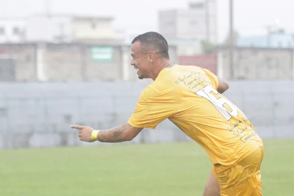 Bernardo marca golaço olímpico em goleada do Brasiliense
