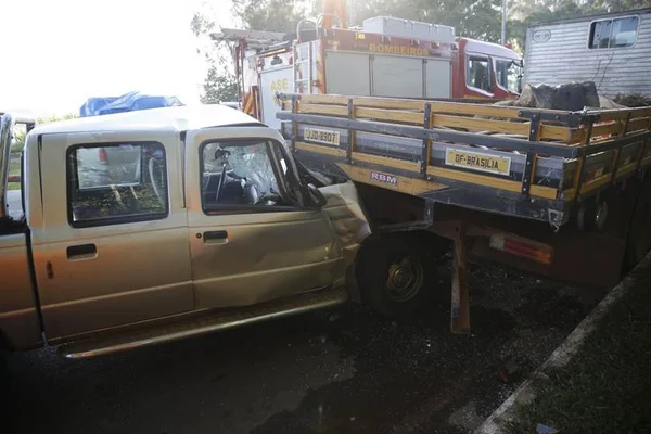 Mulher fica ferida após colisão entre carro e caminhão na Avenida L4