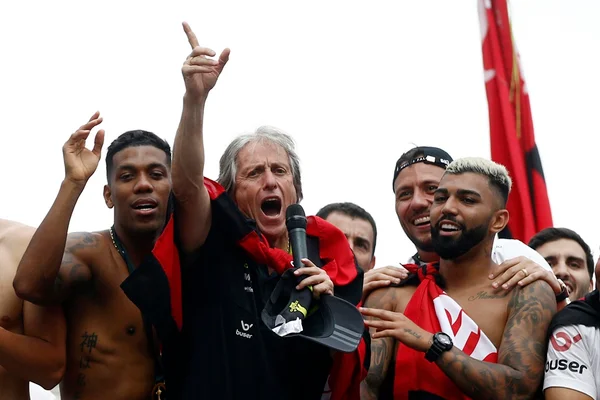 Jorge Jesus de mala pronta: “Irei pagar por excesso de bagagem”
