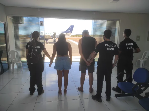 Pessoas sendo levadas a avião