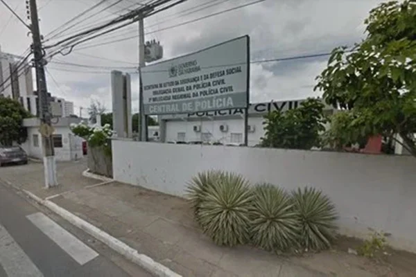 Cliente reclama com lanchonete ao ser atendido por funcionário negro na PB