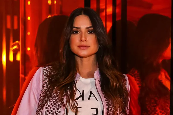 Thaila Ayala mostra papel higiênico com o rosto de Donald Trump