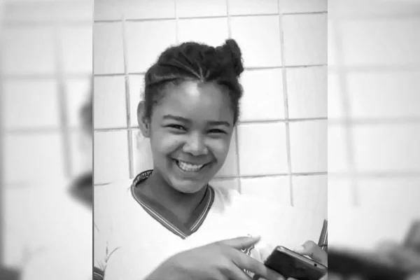 Imagem em preto e branco de menina assassinada - Metrópoles