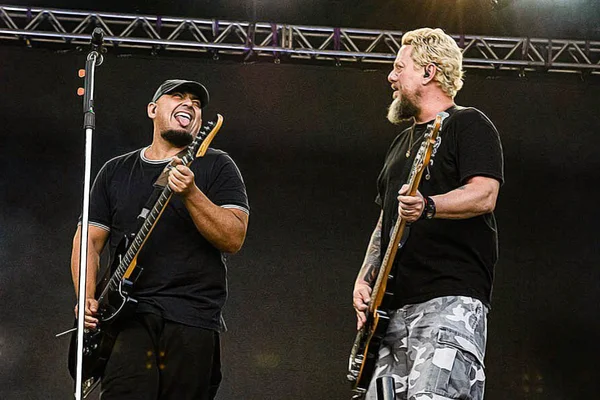 Digão e Canisso em show do Raimundos - Metrópoles