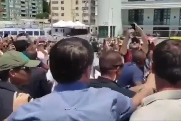 Farol da Barra: Bolsonaro posta vídeo em que é chamado de “mito”