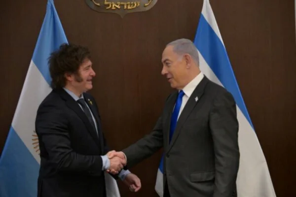 Imagem colorida mostra Javier Milei e Benjamin Netanyahu - Metrópoles