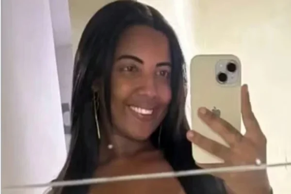 Mulher faz selfie com o celular - Metrópoles