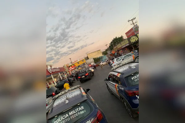 viaturas da polícia estacionadas